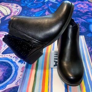 MIA LIL CHESSI BLACK TUMBLE ANKLE BOOTS GIRLS 2 W/ BOX RETAIL $50 GOLD CUT OUTS